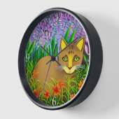 Horloge Chat à l'oeil vert dans un jardin fleuri (Angle)