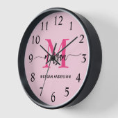 Horloge Chaud rose moderne Script Girl Monogramme Nom (Angle)