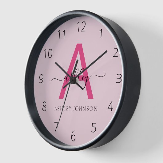 Horloge Chaud rose moderne Script Girl Monogramme Nom (Angle)