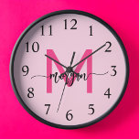 Horloge Chaud rose moderne Script Girl Monogramme Nom<br><div class="desc">Faites une déclaration audacieuse dans votre espace avec notre Hot rose Modern Script Girly Monogramme Nom Large Horloge! Doté d'un design rose vif et personnalisé avec votre nom dans un élégant script moderne, cette horloge ajoute une touche élégante et personnelle à toutes les chambres. Parfait pour les chambres, les bureaux...</div>