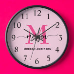 Horloge Chaud rose moderne Script Girl Monogramme Nom<br><div class="desc">Faites une déclaration audacieuse dans votre espace avec notre Hot rose Modern Script Girly Monogramme Nom Large Horloge! Doté d'un design rose vif et personnalisé avec votre nom dans un élégant script moderne, cette horloge ajoute une touche élégante et personnelle à toutes les chambres. Parfait pour les chambres, les bureaux...</div>