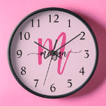 Horloge Chaud rose moderne Script Girl Monogramme Nom<br><div class="desc">Faites une déclaration audacieuse dans votre espace avec notre Hot rose Modern Script Girly Monogramme Nom Large Horloge! Doté d'un design rose vif et personnalisé avec votre nom dans un élégant script moderne, cette horloge ajoute une touche élégante et personnelle à toutes les chambres. Parfait pour les chambres, les bureaux...</div>
