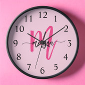 Horloge Chaud rose moderne Script Girl Monogramme Nom