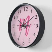 Horloge Chaud rose moderne Script Girl Monogramme Nom (Angle)