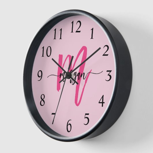Horloge Chaud rose moderne Script Girl Monogramme Nom (Angle)
