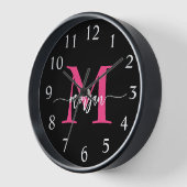 Horloge Chaud rose noir moderne Script Girl Monogramme Nom (Angle)