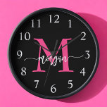 Horloge Chaud rose noir moderne Script Girl Monogramme Nom<br><div class="desc">Faites une déclaration audacieuse dans votre espace avec notre Hot rose Modern Script Girly Monogramme Nom Large Horloge! Doté d'un design rose vif et personnalisé avec votre nom dans un élégant script moderne, cette horloge ajoute une touche élégante et personnelle à toutes les chambres. Parfait pour les chambres, les bureaux...</div>