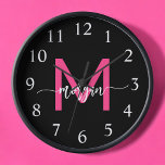 Horloge Chaud rose noir moderne Script Girl Monogramme Nom<br><div class="desc">Faites une déclaration audacieuse dans votre espace avec notre Hot rose Modern Script Girly Monogramme Nom Large Horloge! Doté d'un design rose vif et personnalisé avec votre nom dans un élégant script moderne, cette horloge ajoute une touche élégante et personnelle à toutes les chambres. Parfait pour les chambres, les bureaux...</div>