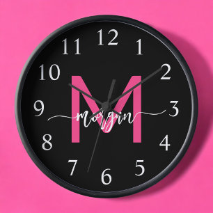 Horloge Chaud rose noir moderne Script Girl Monogramme Nom