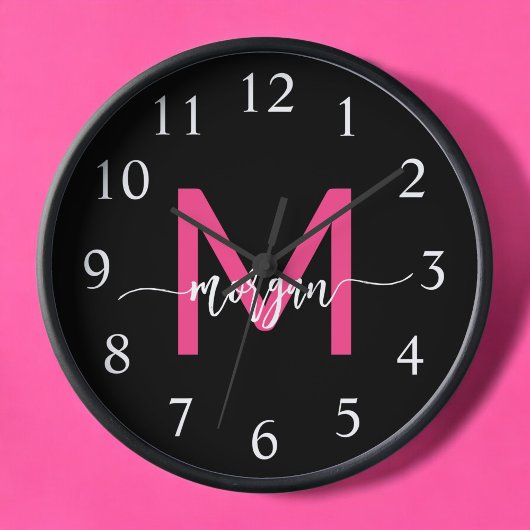 Horloge Chaud rose noir moderne Script Girl Monogramme Nom