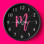 Horloge Chaud rose noir moderne Script Girl Monogramme Nom<br><div class="desc">Faites une déclaration audacieuse dans votre espace avec notre Hot rose Modern Script Girly Monogramme Nom Large Horloge! Doté d'un design rose vif et personnalisé avec votre nom dans un élégant script moderne, cette horloge ajoute une touche élégante et personnelle à toutes les chambres. Parfait pour les chambres, les bureaux...</div>