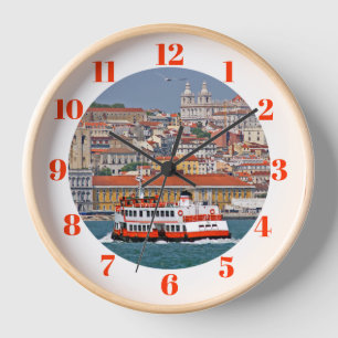 Horloge Ciel de Lisbonne avec vieux ferry sur le fleuve Ta