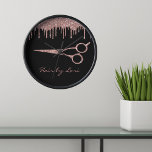 Horloge Clavier Rose Gold Drips Glitter Scissors<br><div class="desc">Ce design a été créé par art numérique et peut être personnalisé dans la zone fournie par le changement de la photo et/ou du texte. Vous pouvez également le customiser en choisissant l'option cliquer pour customiser une autre option et supprimer ou modifier la couleur de l'arrière - plan, ajouter du...</div>
