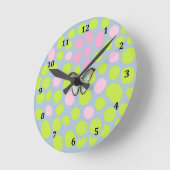 Horloge colorée brillante en points verts rose et  (Angle)