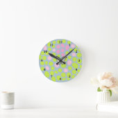 Horloge colorée brillante en points verts rose et  (Maison)
