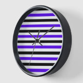 Horloge Conception de rayures blanches noires et bleues (Angle)