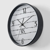 Horloge Cool gris blanc noir barbelé motif Monogramme (Angle)