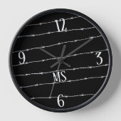 Horloge Cool noir et blanc barbelé motif Monogramme (Recto)