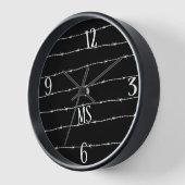 Horloge Cool noir et blanc barbelé motif Monogramme (Angle)