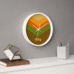 Horloge Coupe de coupe-vent vintage Couleur de fléchettes<br><div class="desc">Un design graphique et audacieux avec des tons colorés de vert, d'orange et de marron — avec un bloc de couleur amusant pour ajouter votre nom ou n'importe quel texte. Le motif rayé est un retour en arrière branché vers les brise-vent des années 80 et 90 avec des poinçons de...</div>