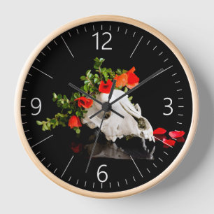 Horloge Crâne d'animal avec une couronne de fleurs sauvage