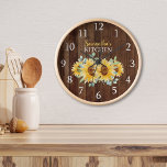 Horloge Cuisine Agricole Rustique En Bois Et Fleurs De Sol<br><div class="desc">Réveil rustique de la cuisine de campagne personnalisée avec nom personnalisé. L'arrière - plan en bois foncé et les tournesols aquarelles en font un cadeau unique pour la décoration de la maison.</div>