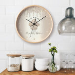 Horloge Cupcake Boulangerie Pâtisserie Chef Parties scinti<br><div class="desc">Faites une impression élégante avec cette horloge murale de nom personnalisé, élégante, sophistiquée, simple et moderne. Un cupcake doré au champagne brillant, une typographie manuscrite et des gouttes de parties scintillant superposent un arrière - plan à l'ombre d'or au champagne métallique. Personnalisez avec votre nom complet, votre entreprise ou d'autres...</div>
