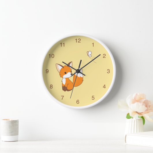 Horloge Cute Little Fox regarde Papillon jaune (Maison)