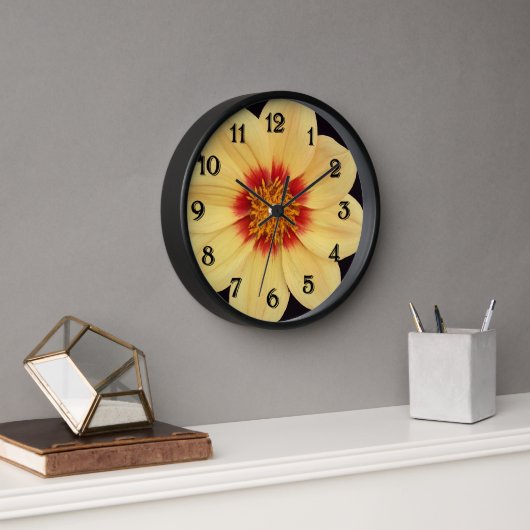 Horloge Dahlia jaune sur Floral noir (Bureau)