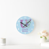 Horloge dans un design floral avec nom et initiale (Maison)