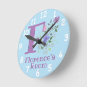 Horloge dans un design floral avec nom et initiale (Angle)