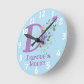 Horloge dans un design floral avec nom et initiale (Angle)