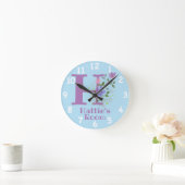 Horloge dans un design floral avec nom et initiale (Maison)