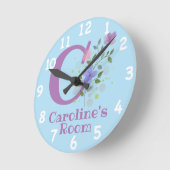 Horloge dans un design floral avec nom et initiale (Angle)