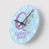 Horloge dans un design floral avec nom et initiale (Angle)