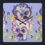 Horloge de bureau pour femme à aquarelle Pensée vi<br><div class="desc">Horloge de bureau pour femme à aquarelle Pensée violette. Conçue à partir de mon aquarelle originale.</div>