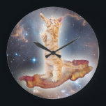 Horloge de chat de surf Bacon<br><div class="desc">HORLOGE INCONTOURNABLE avec un CHAT INCONTOURNABLE sur un BACON INCONTOURNABLE dans un ESPACE INCONTOURNABLE... . MAGNIFIQUE !</div>