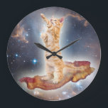 Horloge de chat de surf Bacon<br><div class="desc">HORLOGE INCONTOURNABLE avec un CHAT INCONTOURNABLE sur un BACON INCONTOURNABLE dans un ESPACE INCONTOURNABLE... . MAGNIFIQUE !</div>