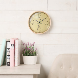 Horloge de couleur or face avec de grands nombres
