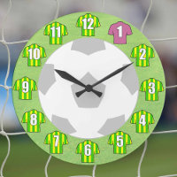Horloge de football - avec chemises vertes et jaun