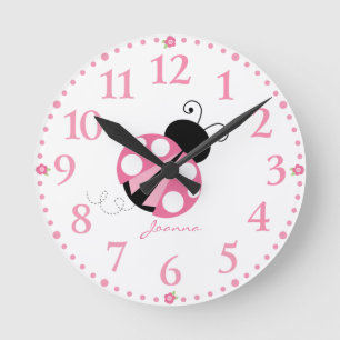 Horloge de la coccinelle rose pâle personnalisée