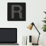 Horloge de nom monogramme noir moderne<br><div class="desc">Monogramme noir moderne Nom personnalisé Horloge,  en Typographie Minimaliste.</div>