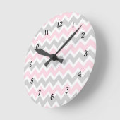Horloge de nurserie pour bébé fille à chevron rose (Angle)