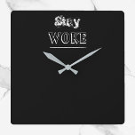 Horloge de Woke Stay en noir et blanc tendance<br><div class="desc">Séjournez en horloge Woke avec des loyers décoratifs et déprimants.  Noir et blanc.</div>
