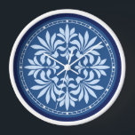Horloge Décor Orné Vintage fleuri en bleu<br><div class="desc">Ce joli design d'horloge bleu et bleu clair aux murs est orné d'un motif Art Déco/Art Nouveau vintage du début du XXe siècle. Les fleuris à la feuille sont en bleu clair, encadrés par un cercle blanc avec de petits carrés pour marquer le temps et un bord en bleu foncé....</div>