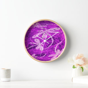 Horloge Des libellules argentées sur un ciel magenta magiq