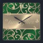 Horloge des volées vertes et dorées<br><div class="desc">Green and Gold Flies Clock Designs par Umua. Imprimé et expédié par Zazzle ou ses filiales.</div>