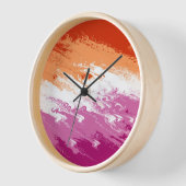 Horloge Drapeau de fierté lesbienne abstrait trippy ondulé (Angle)
