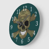 Horloge Du Crâne Du Camouflage Et Des Crossbones (Angle)