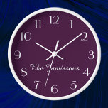 Horloge Écran mauve et blanc minimaliste moderne<br><div class="desc">CHOISISSEZ VOTRE PROPRE COULEUR ARRIÈRE - PLAN pour décorer cette horloge murale personnalisée en bois encadrée. La valeur par défaut est le violet. Vous pouvez facilement changer le texte et la couleur arrière - plan - ou garder mon aubergine minimaliste moderne et design blanc. Quel cadeau unique pour un fiançailles,...</div>